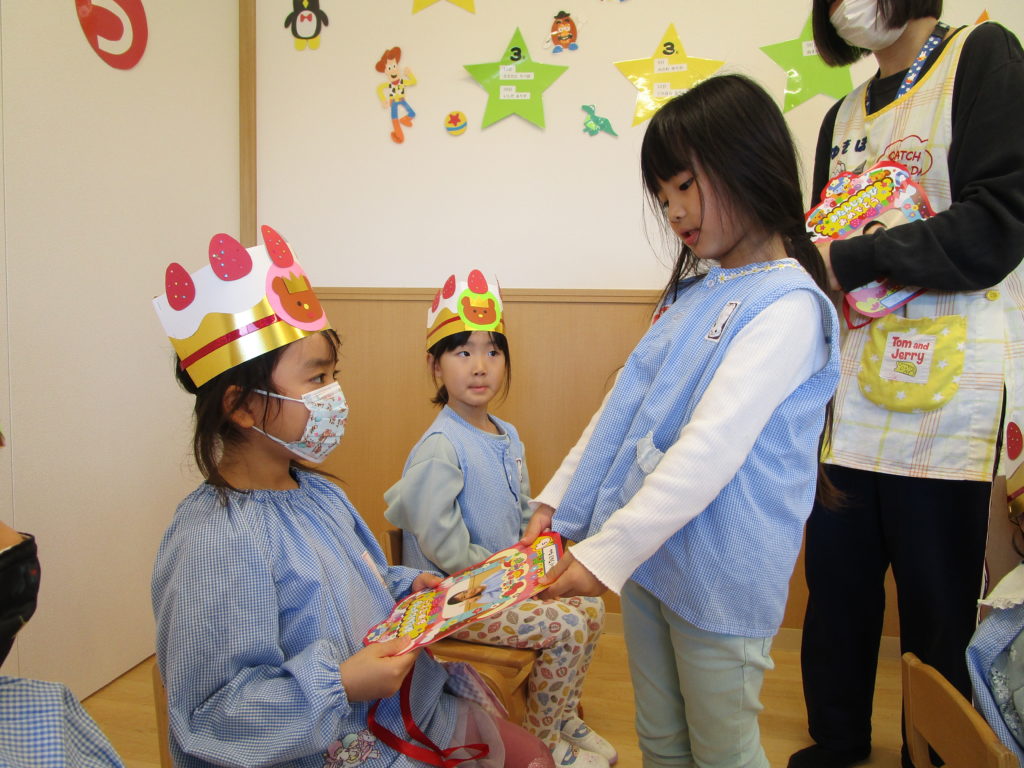 王冠 冠 お面 誕生日 誕生会 バースデー パーティー 画用紙 保育 保育教材 - メルカリ