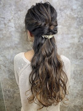 2021春 ハーフアップは結婚式にもおすすめアレンジ♡お呼ばれさんのスタイル集ホットペッパービューティーマガジン