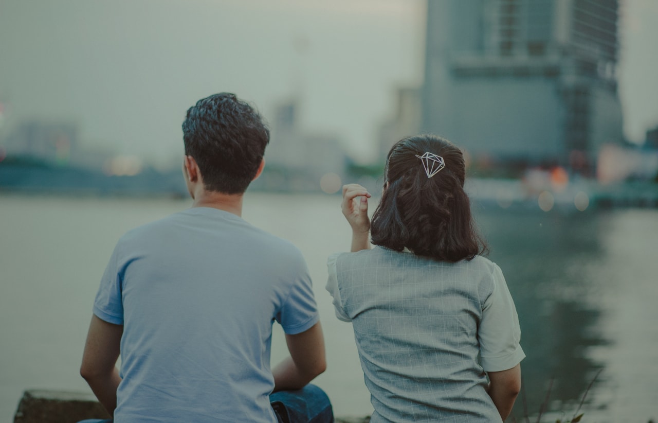 職場で距離が近い男女の特徴とは？仲が良すぎる人達の共通点を解説！Smartlog