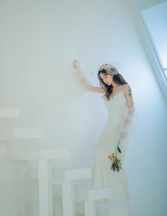 彼女の結婚式のブーケは、新聞紙で包んだ記念日の日付💜また、ブーケの上には小さな癒されたプリムローズの花が描かれています🌸weddingbouquetwhimsicalartwildflowertattooweddinganniversaryflowerbouquetqueertattooartisttorontotattoo