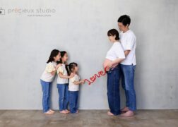 家族写真のポーズアイデア10選！おしゃれで思い出に残る写真に仕上げよう写真館スタジオアリス写真スタジオ・フォトスタジオ