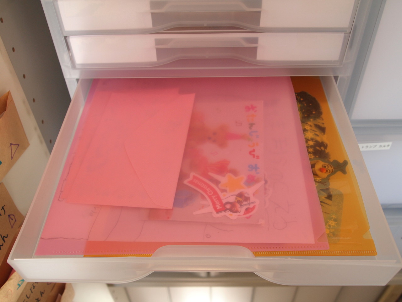 セリアで完結！子どもからのお手紙収納♡, @ako.ie2kids ☜100日かけて汚部屋を整え中💃,35 100日 ,――――――――――――――――, みんな子どもからもらったお手紙, どうしてる？🥹♡, わたしはちっちゃい頃のは, もう行方不明で 🫠,最近のお気に入りの手紙は, 衣装ケースにポイっと 😅, やっっっと, セリアで理想の収納見つけたから, 整理したよ〜🩶🩶🩶,