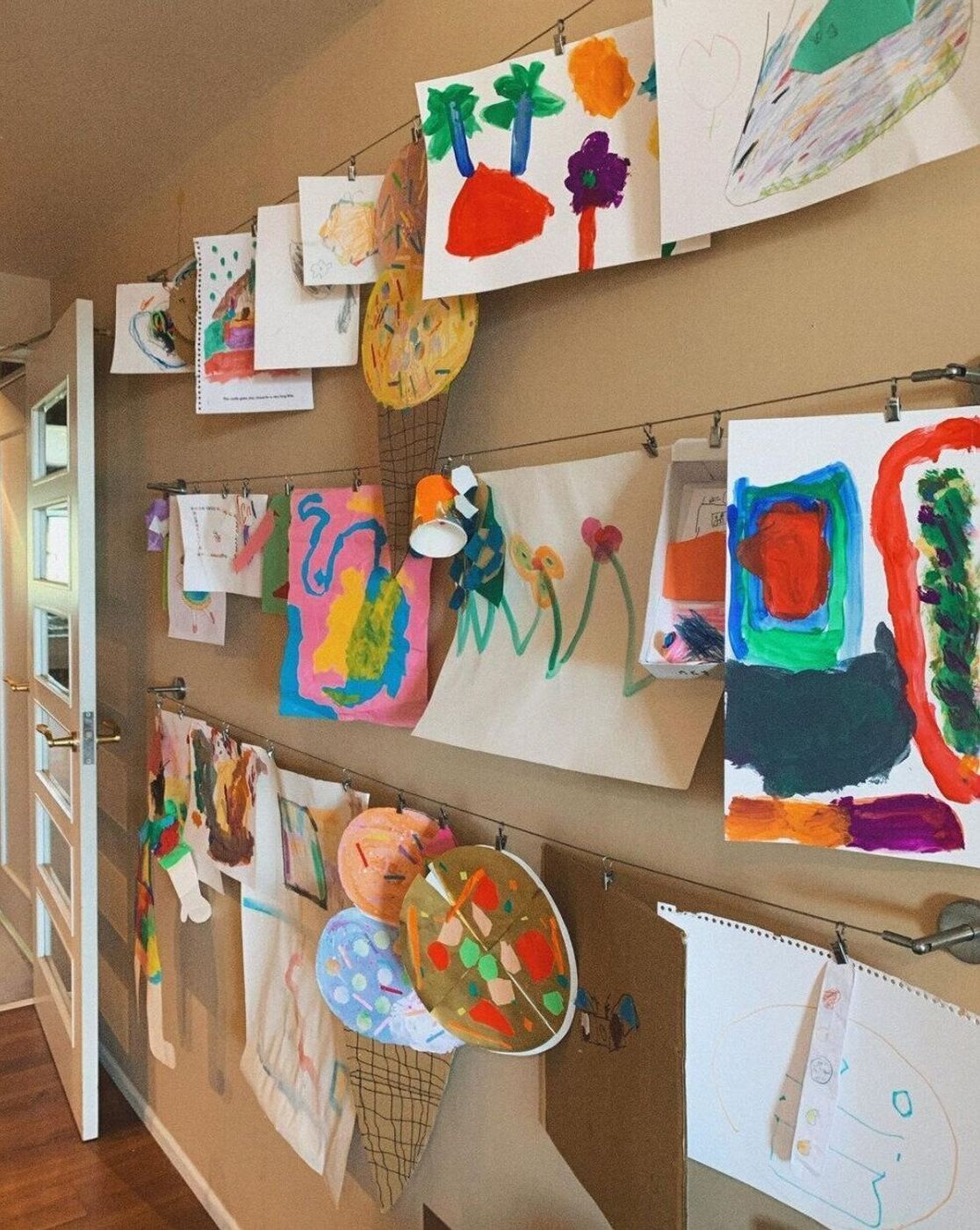 額より断然こっち！ 100均の意外な文具で 『子供が描いた絵を飾る』私好みな方法♡収納術や整理整頓のアイデア暮らしニスタ