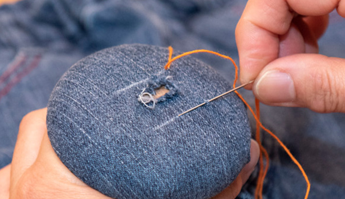 育児日記 フェルトに刺繍して、穴あきズボンを補強してみました。しぃーぺ