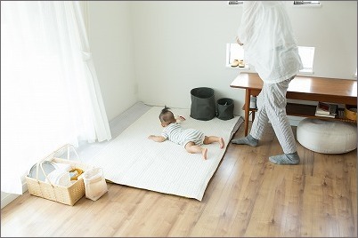 4才、2才、4ヶ月の赤ちゃんと過ごすリビング - リビングダイニング