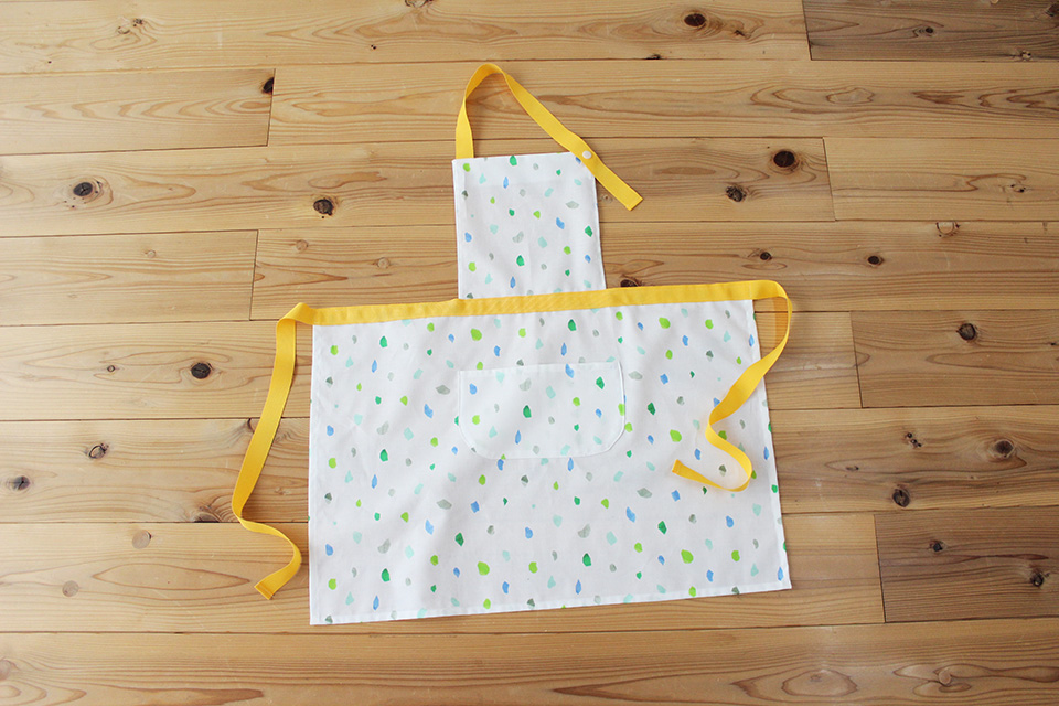 紐は作らないので簡単！子供用エプロンの作り方と型紙110cmハンドメイドで楽しく子育て handmadebycue.com