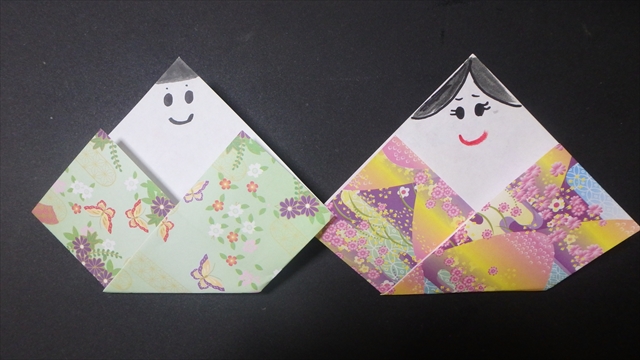 モモの花咲くひなまつり』 壁面飾り・折り紙 🌸 こちらは大人向けの落ち着いた壁面飾りです。 🌸伝承折り紙の男雛と女雛を千代紙や和紙などで折り、黒の工作用紙に貼りました。江戸紐を結び和風で落ち着いた雰囲気に。 🌸『季節のイベントに合わせて作れる かんたん