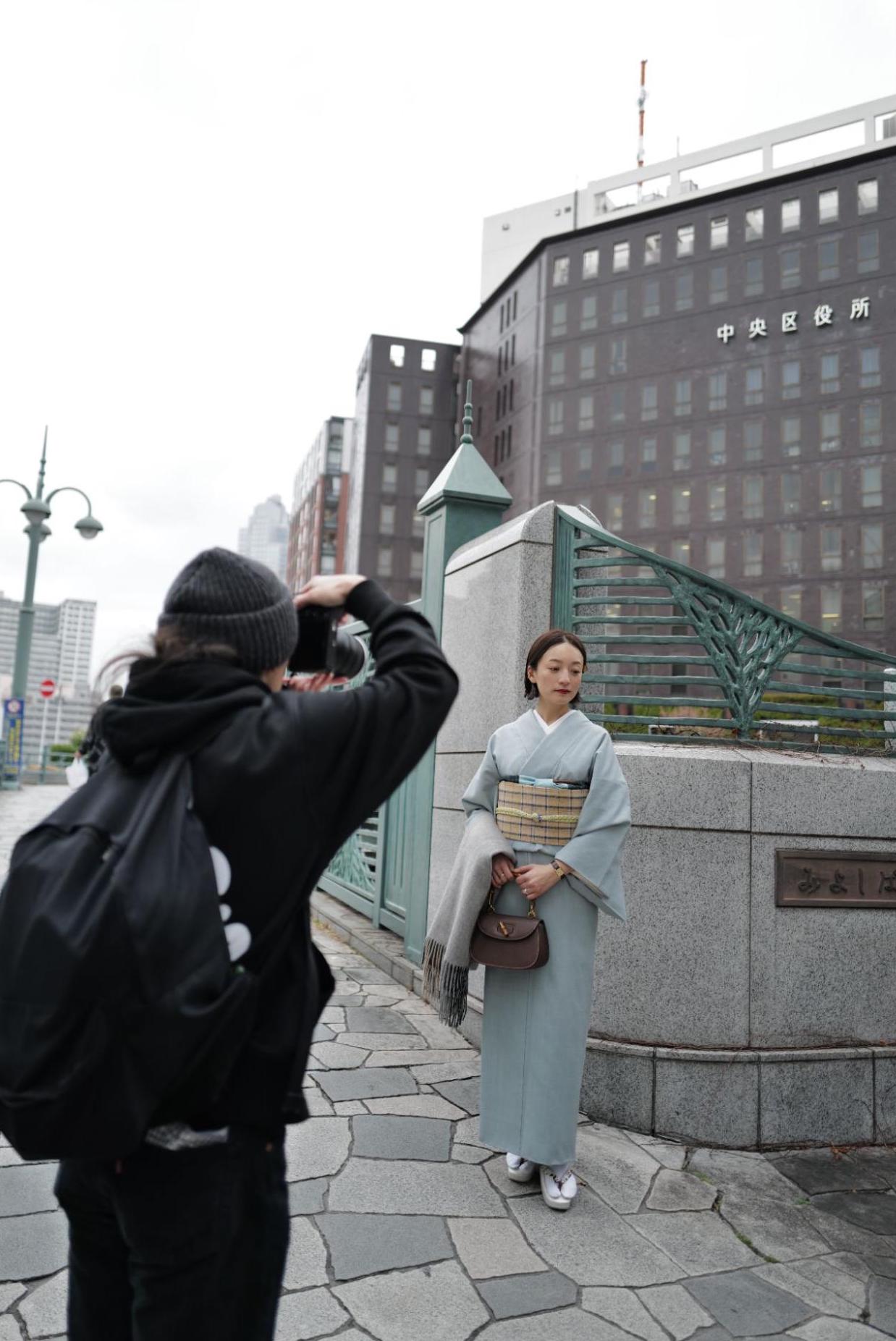 📘 ENCOUNTER MAGAZINE公開中.ᐟ 夏らしい和の装いから広がる輪安井達郎の妻と過ごす写真のある日21 🎐愛機のカメラでパートナーとの暮らしを記録する、モデルで写真家・映像作家の安井達郎さん。そんな安井さんの、妻であるモデル・女優の高山都さんと過ごす