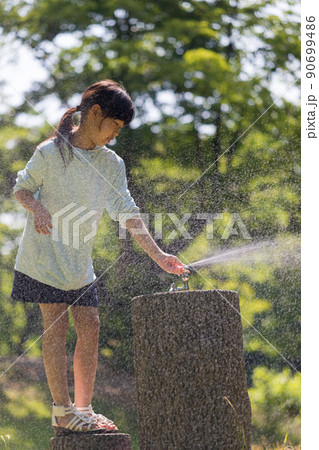 プールにはない魅力で子供大はしゃぎ！関西の水遊びができる公園10選ウォーカープラス