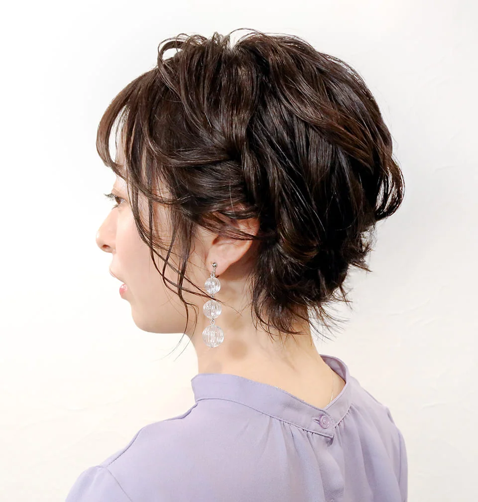 30代ヘアアレンジ 結婚式のお呼ばれに『ヘアワイヤー』のタイトなポニテが簡単で可愛い！CLASSY. クラッシィ