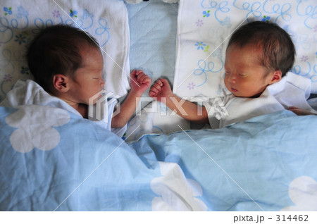 もしかして帝王切開 ？」双子妊娠で募る不安 想像以上に高かった“経膣分娩”のハードル - with class -講談社公式- 家族の時間をもっと楽しく