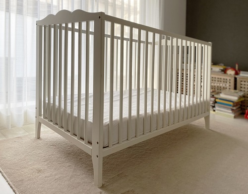 ベビーベッドの置き場所はリビングが最適？メリットや配置で気をつけたい6つのこと