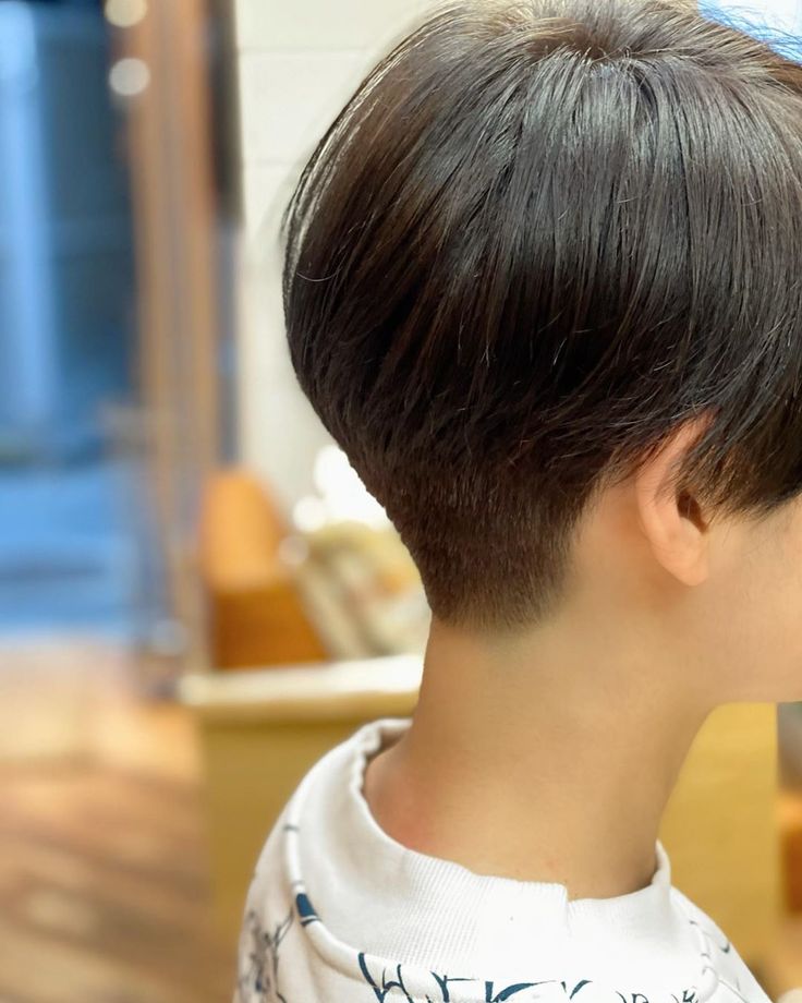 💙 坊主までいかないくらいの ベリーベリーショート✨ 黒髪でも似合う 刈り上げベリーショートは ひとりひとりバランスを考えて カットしています✨✨✨ワンピースが甘くなりすぎず 着こなせるので かっこよく女性らしくしたい方に オススメです〜🥰🥰🥰 ありがとうご