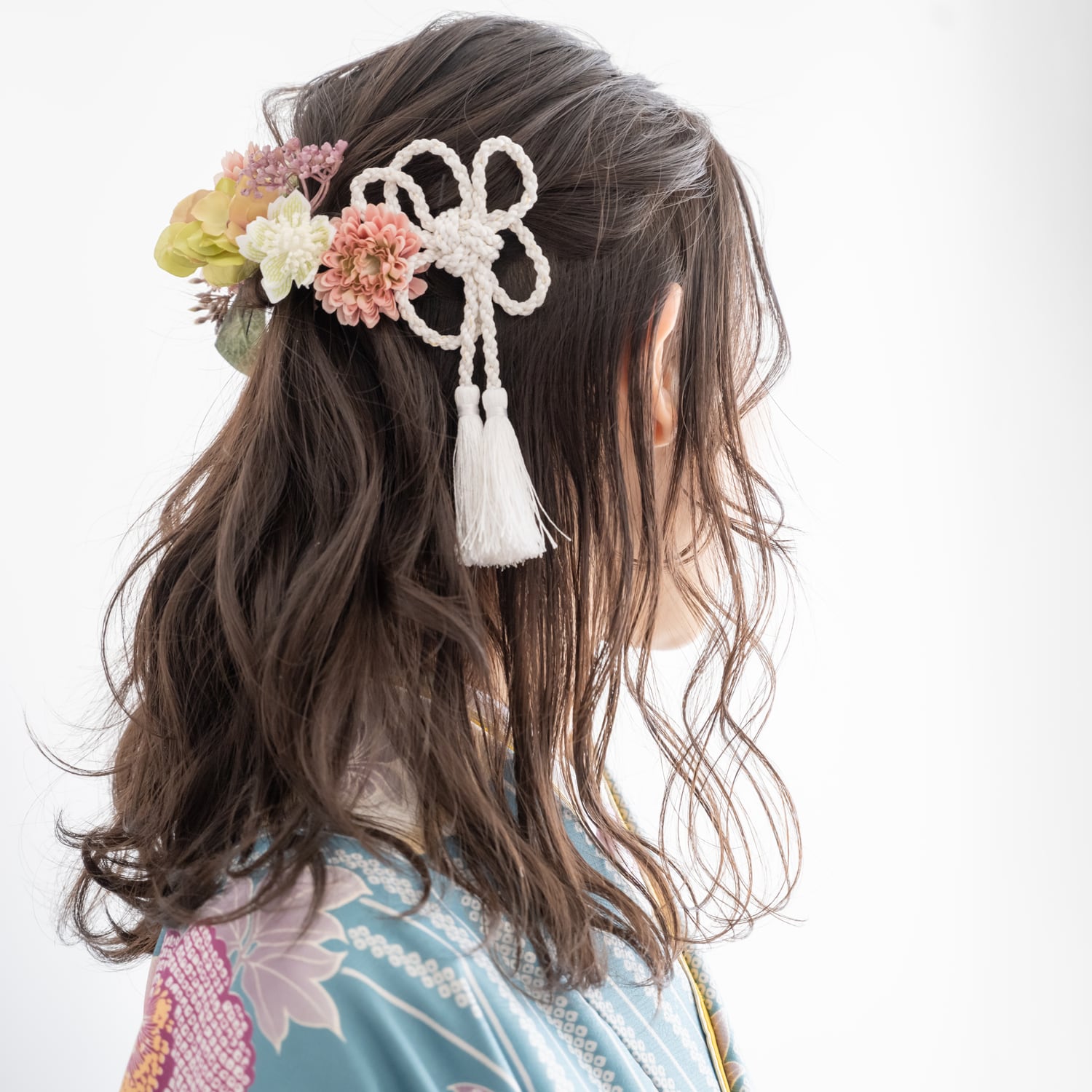 2025卒業式で袴に合うセミロングの髪型18選！アップ・ハーフアップ・ダウンスタイルとおすすめヘアアレンジを紹介