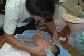 白人を愛する父は、リビングルームでかわいい男の子の子供を投げます。幸せな家族、魅力的な思いやりのある若いパパは、家で幸せに幼児の息子を手に持ち運びます。家庭での活動関係。の写真– Unsplashの家族の画像