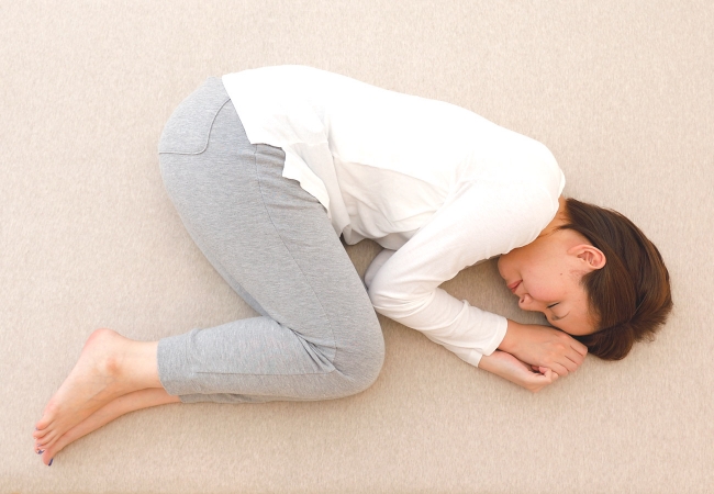 胎児姿勢」で入眠時の不安や腰痛を軽減！ぎゅーっとすることで自然に胎児姿勢がとれる球形抱き枕「MOGU胎児姿勢になれる抱き枕」、２月２１日 水 新発売。まくら株式会社のプレスリリース