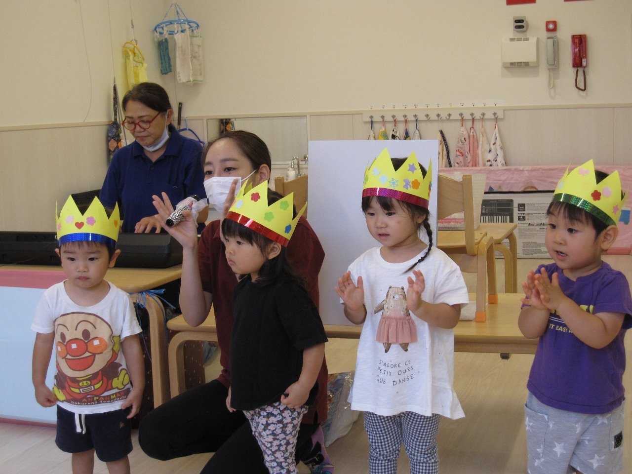 今日は、8月生まれの誕生会がありました。8名のお友達と7月生まれのお友達１名がみんなにお祝いされました。先生からの出し物は「おばけなんてないさ♪」のパネルシアター！みんな一緒に歌ってくれました。ほしのこ保育園８月生まれ誕生会おめでとうおばけ