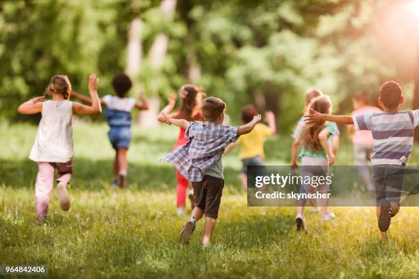 雪の上を走る子どもの後ろ姿 10264003938 の写真・イラスト素材アマナイメージズ