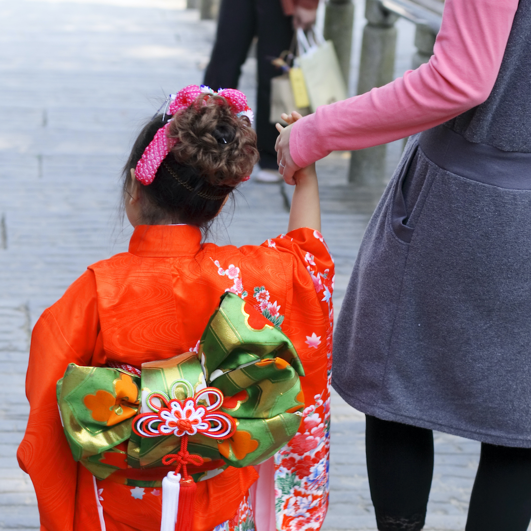 ❁︎ 2歳 女の子 & 5歳 男の子 七五三の兄妹コーデ𓏸˳𓇬 「お兄ちゃんやお姉ちゃんの七五三のお参りの時に、兄弟は何を着せたら良いのかな〜？」と迷いませんか？ 私自身、娘の七五三の時に、そんな風に思った事がキッカケで、ぽわんパンツの袴を作りました⸝⸝•ᴗ