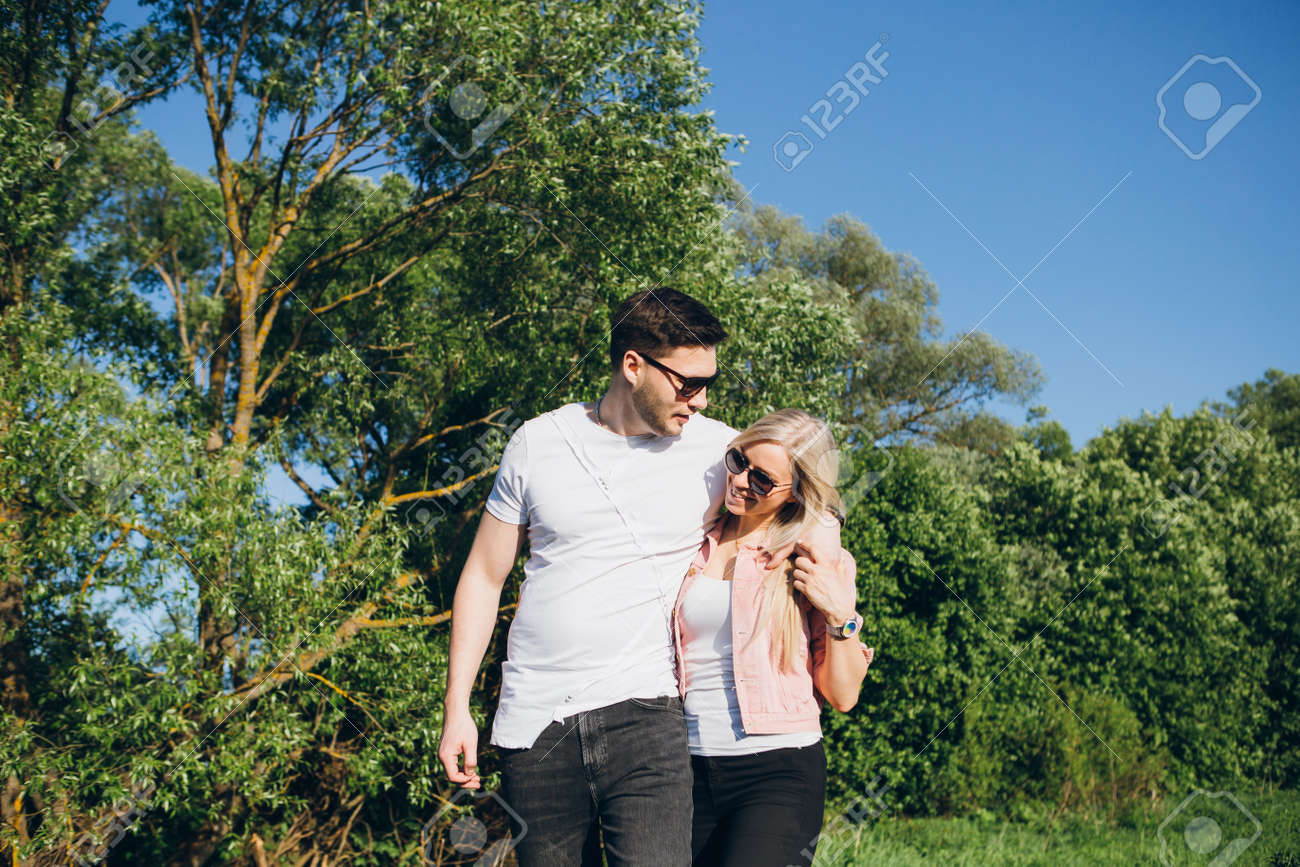 カップルは腕組みしながら通りを歩くの写真素材・画像素材 Image 43655605