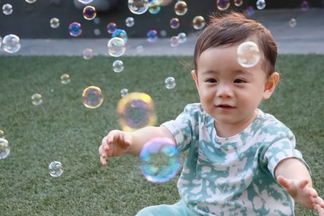 柔らかく夢のような背景に平和に座っている愛らしい小さな男の子, 男の赤ちゃん, 愛らしい赤ちゃん, 夢のような背景背景壁紙画像素材無料ダウンロード -Pngtree