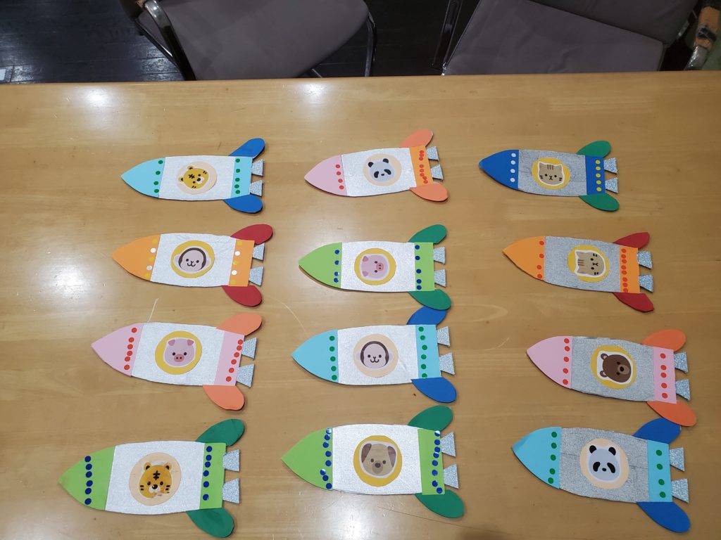 ロケット時計の壁面 時の記念日が近いので 6 10過去の作品の再掲です🚀 幼児さんのお部屋に〜☆ 活動予定の時刻に合わせられるよう針が回せる仕組みになっています👍 惑星を子どもたちに作ってもらっても かわいいと思います！ 個人製作で小さい惑星でもいいし