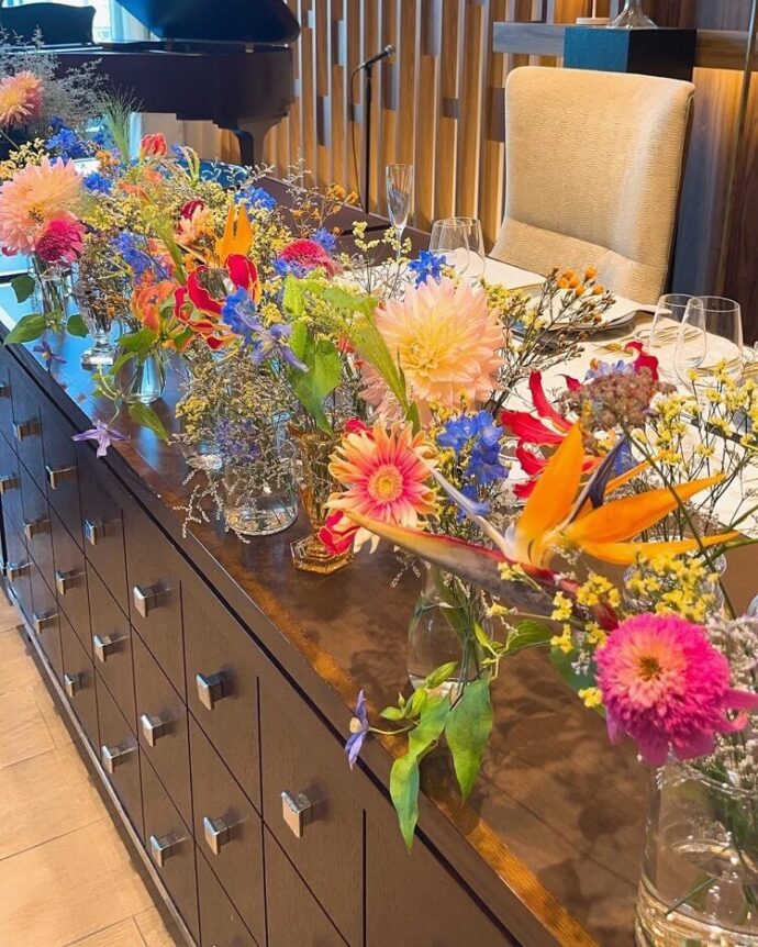 夏婚装花水の透明感を活かして涼し気に。テーブル装花アレンジ実例ARCH DAYS