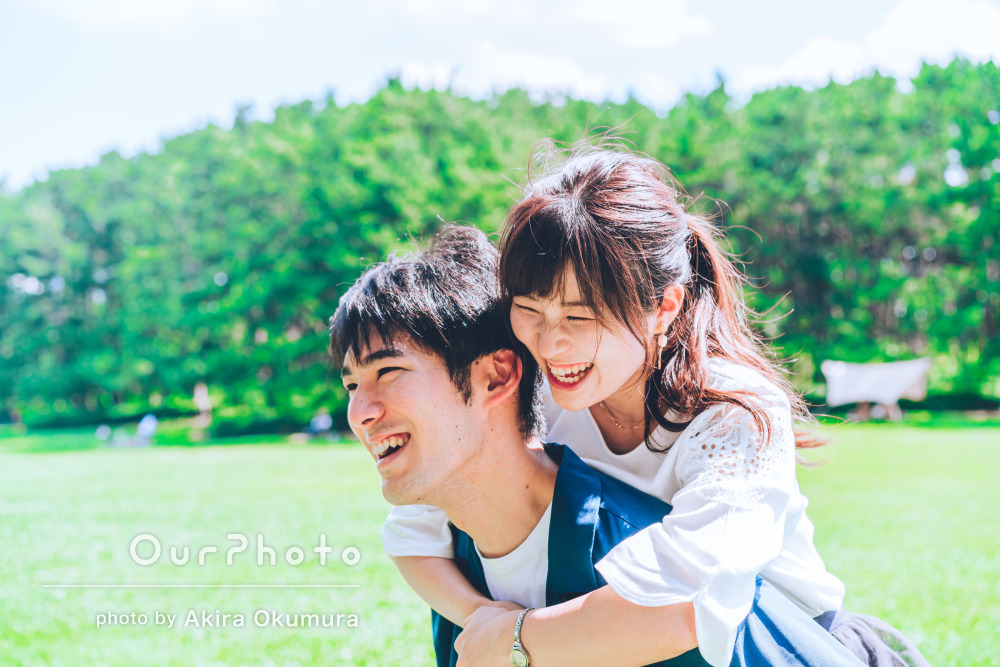 緑の豊かな公園でデートをするカップルの写真素材161522372 毎月1点無料 フリー のストックフォト イメージマート