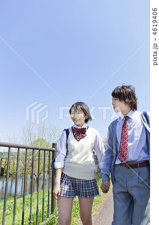 手をつなぐカップルの後ろ姿の写真素材38085870- PIXTA