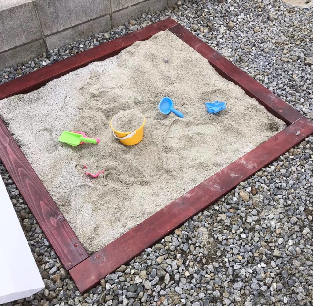 カインズ商品で人工芝の上に水はけの良い砂場を設置作り方や安くできる材料を詳しく紹介mamacolife