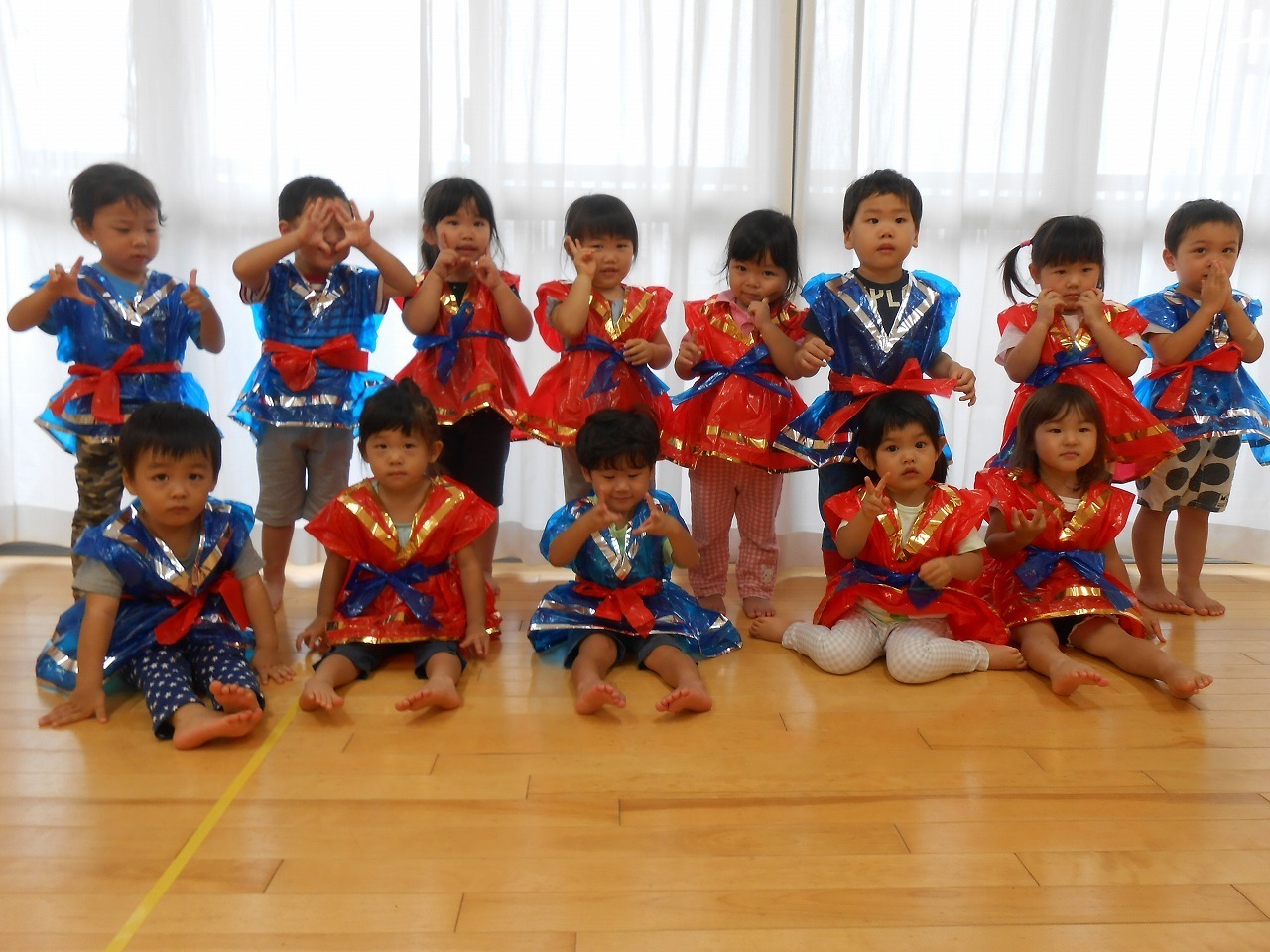 楽天市場保育事業者向け 衣装ベース ワンピース 10枚セットCサイズ:3歳-幼児向け子ども用衣装 加工簡単 軽くて丈夫 不織布 ミシン不要素材貼付可 コスチューム お遊戯会 演劇 発表会 運動会 イベント ダンス 祭り ハロウィン 手作り衣装 生地 保育園 幼稚園