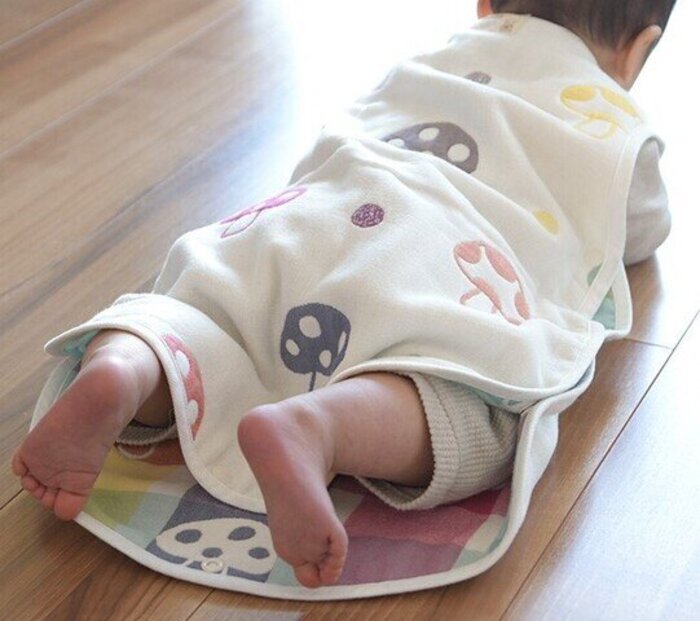 足を曲げて寝ます。 赤ちゃんの生活 ベビーカレンダー専門家相談