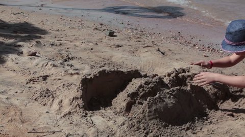 女はシャベルで砂に埋もれている。女の体に砂がたくさん。」の動画素材 ロイヤリティフリー 1082058305Shutterstock