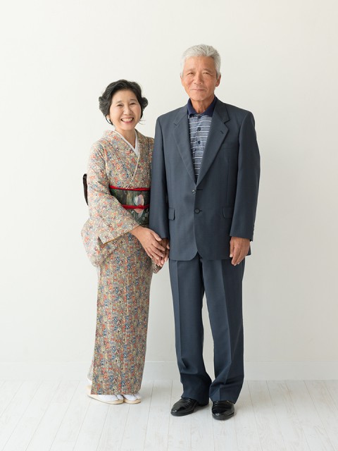 結婚の前撮りはポーズはおしゃれにもユニークにも！おすすめの実例ポーズ35選デコルテフォトグラフィー前撮り・フォトウェディング