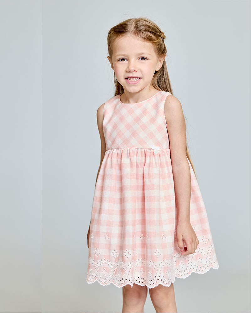 雪のような真っ白の髪の毛で, 目は青く、透き通った肌をしていました。 ベラさんの家族はアルビノの家系です。多くの人は彼の子供も同じようにその特徴を受け継ぐと思っていました。 しかし生まれてきた男の子は彼とは違っていました。アルビノの男性と褐色の女性の遺伝子はお互いに協調し合い 9ヶ月間の緊張の時を経て、驚きの結果となりました。ポジティブFacebook