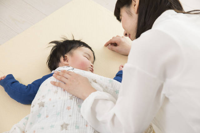 布団を蹴飛ばしてしまう赤ちゃん・幼児に！冬の夜の寒さ対策 - Chiik! チーク-乳幼児〜小学生までの知育・教育メディア