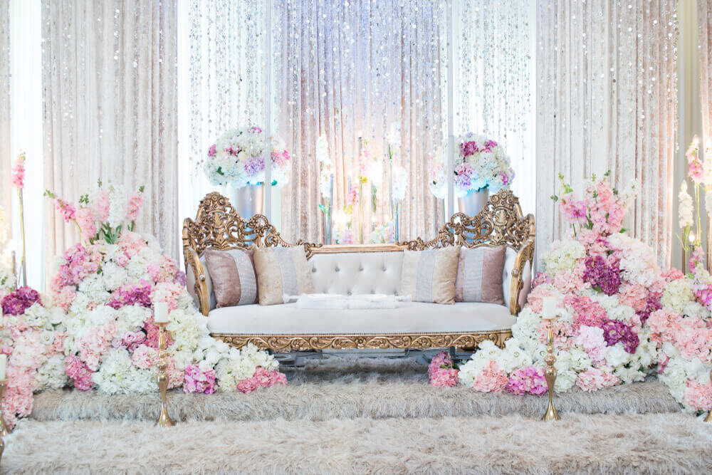 オシャレな新郎新婦席！「高砂ソファ」のメリットとデメリットトキハナmagazine