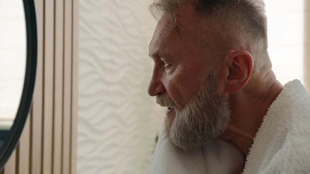 おじいさんにしか見えない 立派な『ひげ』をたくわえた犬のファンが急増中 – grapeグレイプ