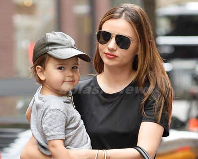 ミランダ・カー Miranda Kerr と息子フリン Flynn Bloom の親子スナップハーパーズ バザー Harper's BAZAAR 公式