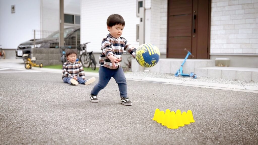 2歳～3歳 子どもがモノを投げる理由は？状況にあった対応法を解説知育・教育情報サイトorioriオリオリ