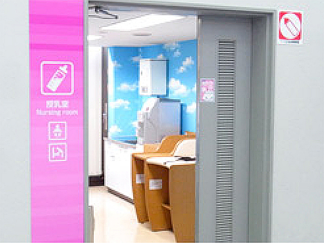 那覇空港の 授乳室の 看板の赤ちゃん なぜか 古いエアポートレトロベイビー秋山竜次