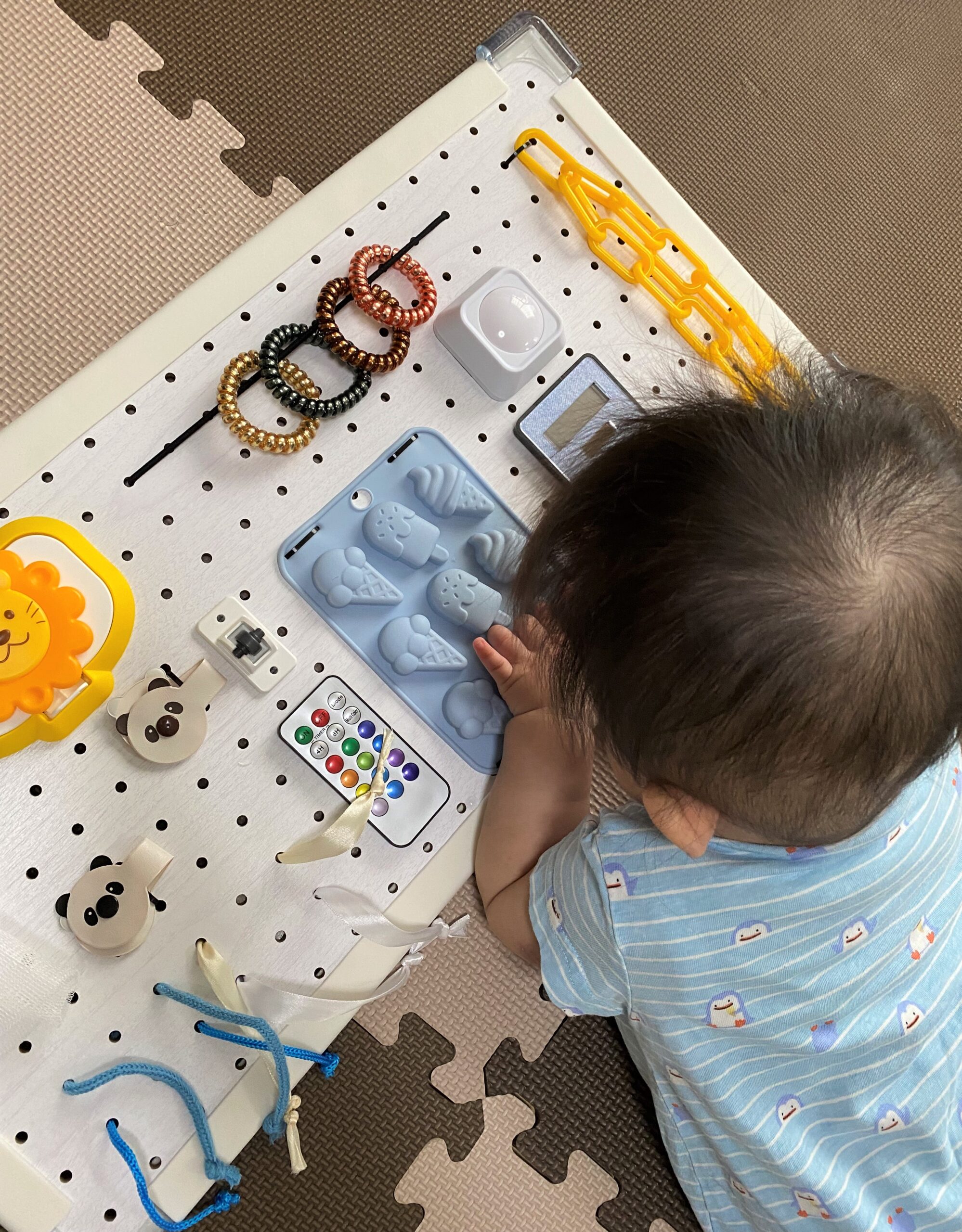 100均知育おもちゃ赤ちゃんが夢中で遊ぶ「ビジーボード」の作り方ARCH DAYS