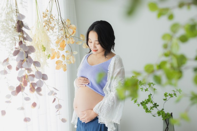マタニティフォトを花束やシールで華やかに！ペイントなしでもおしゃれな写真になる演出・グッズ 貸切型写真館プレシュスタジオ