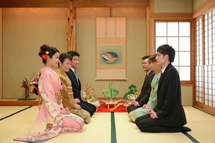 両家顔合わせ食事会 兄弟姉妹や親族が参加するには？席順・手土産はどうする？ゼクシィ