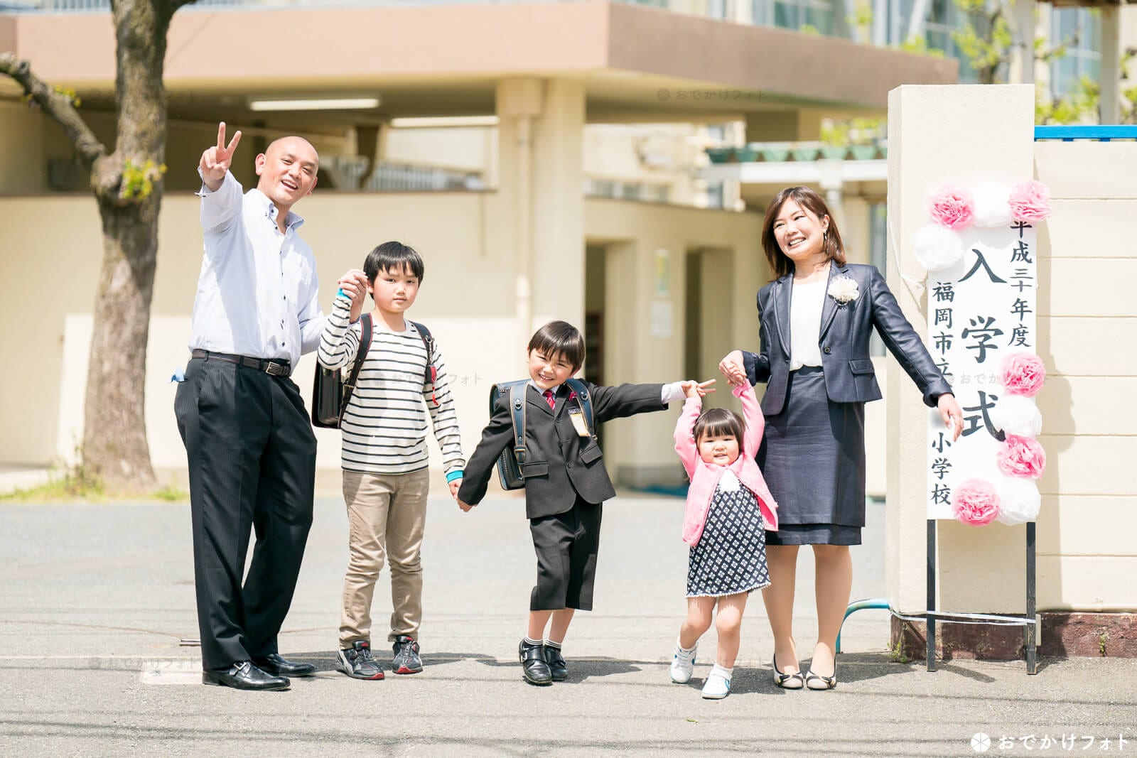 記念撮影をする新入生と家族 - 2年ぶりの4月入学式 福岡市立小学校 - 写真・画像 2 4西日本新聞me