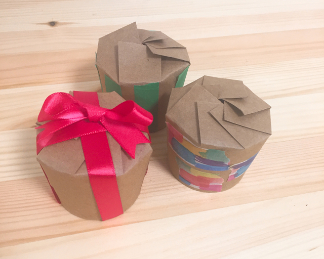 Amazon.co.jp: 結婚祝い プレゼント マグカップ ペア 結婚記念日 ギフト 贈り物 夫婦 カップル 大きめ 蓋付き 陶器 おしゃれ 大容量コーヒーカップ おもしろ コップ カップ コーヒー お茶 ジュース 2個セット 食洗器応対 耐熱 耐冷 400ml 「だんな・よめ」、白+黒