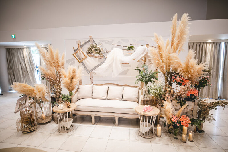 会場全体をまとめたコーディネートでオシャレ感アップ！流行りの高砂ソファ♡美花嫁図鑑farny ファーニー お洒落で可愛い花嫁レポが満載！byプラコレ