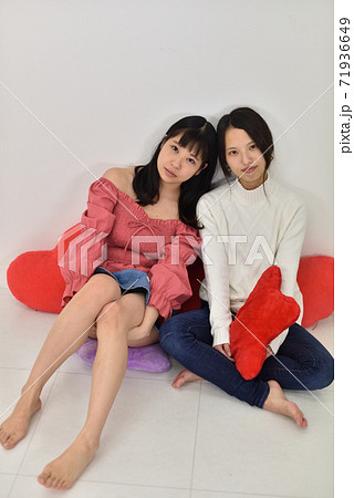 妻の肩を抱く笑顔の男性 11004102421 の写真・イラスト素材アマナイメージズ