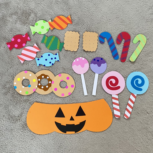 森で見つけたおかしの家🍭』 折り紙壁面飾り * キャンディやクッキーやチョコレート etc、子どもたちの夢見るお菓の家 🍩🍬🍪童話「ヘンゼルとグレーテル」をテーマにした壁面飾りです。 * 「おりがみなんでも大百科」 ユーキャン に掲載して頂いてます。 *幼稚園