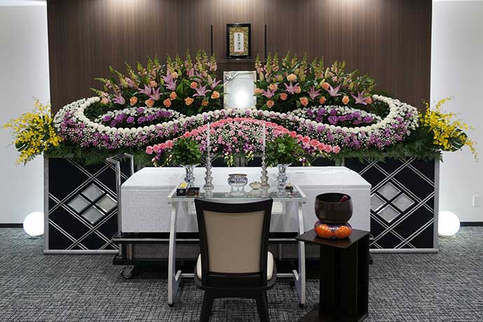 祭壇とは何？葬儀で使用する祭壇の種類や選び方のポイントを紹介します小さなお葬式